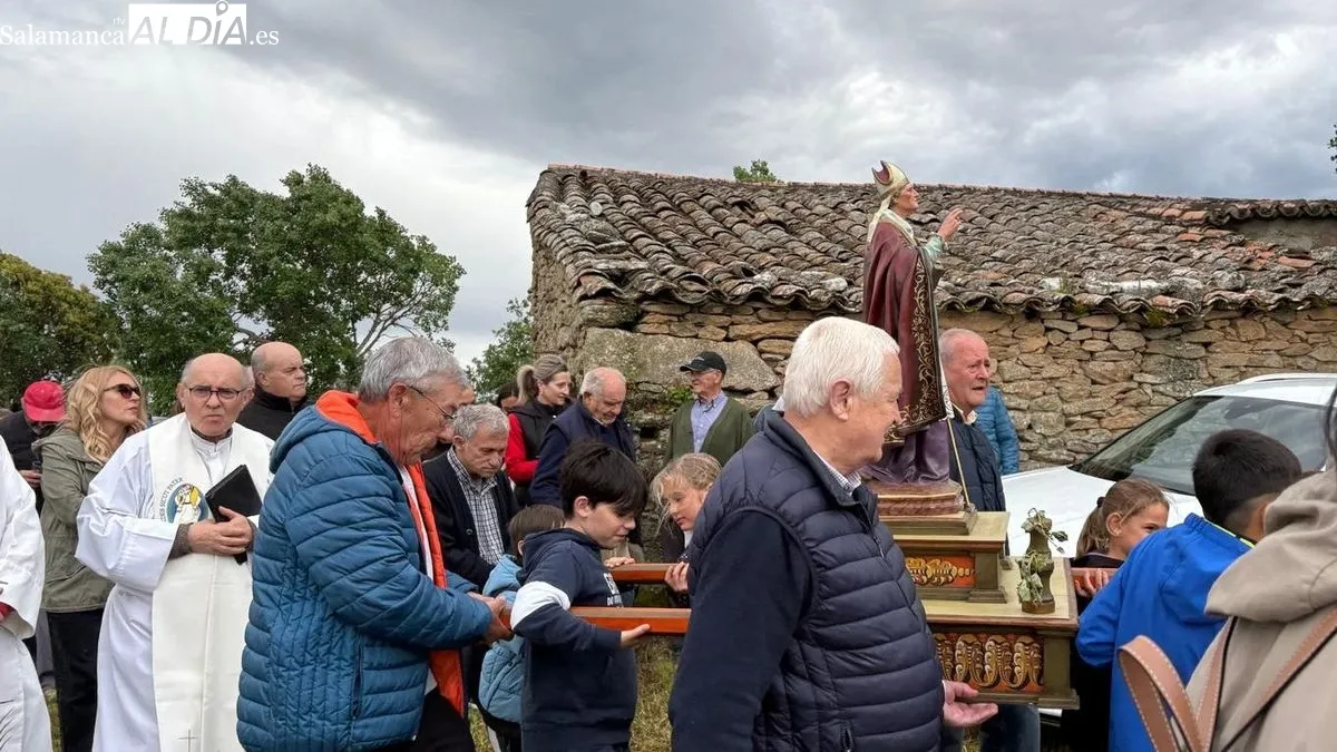 Niñas y niños llevaron en procesión la pequeña imagen del Santo, que presidió la bendición de las viñas