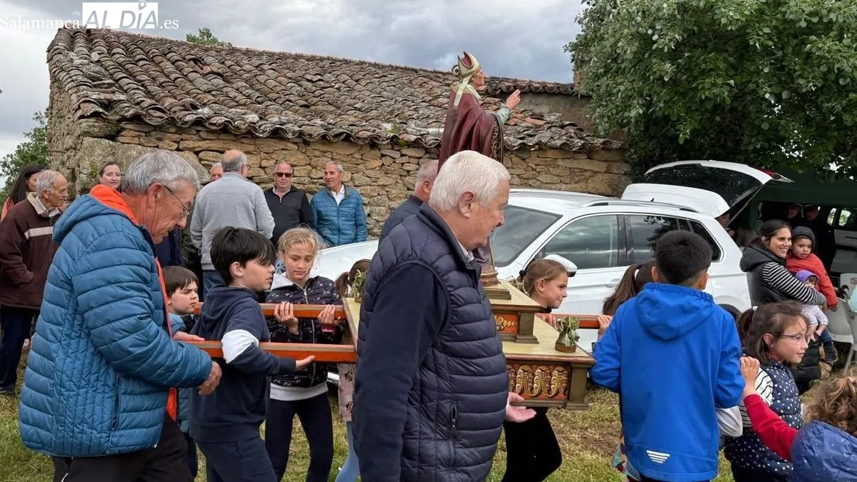 Niñas y niños llevaron en procesión la pequeña imagen del Santo, que presidió la bendición de las viñas