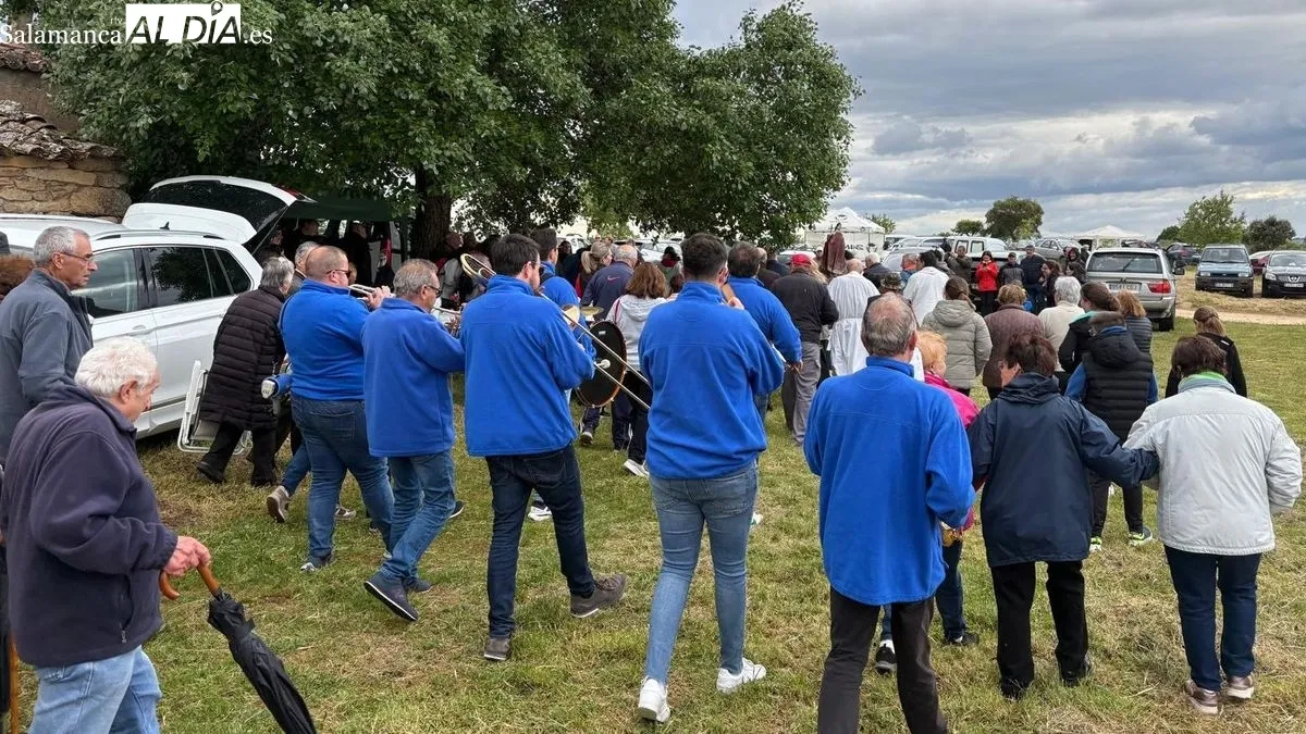 Niñas y niños llevaron en procesión la pequeña imagen del Santo, que presidió la bendición de las viñas