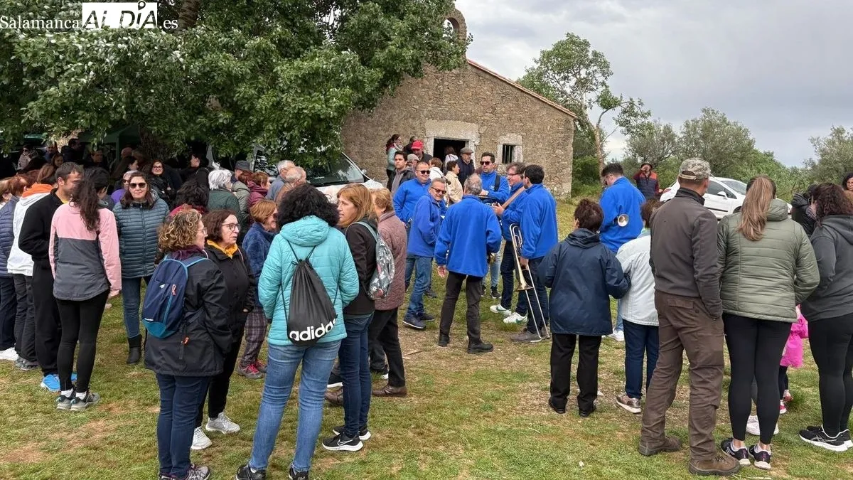 Niñas y niños llevaron en procesión la pequeña imagen del Santo, que presidió la bendición de las viñas