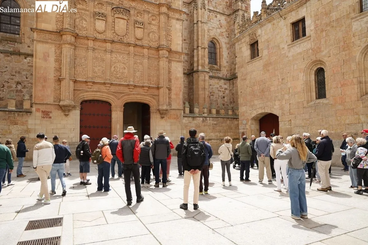 El cielo gris no impide a salmantinos y turistas disfrutar de Salamanca | FOTOS: David Sañudo 