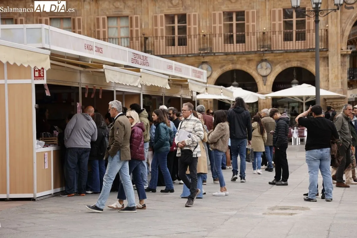 La Feria del Libro de Salamanca registra gran afluencia de público en su jornada dominical | FOTOS: David Sañudo 