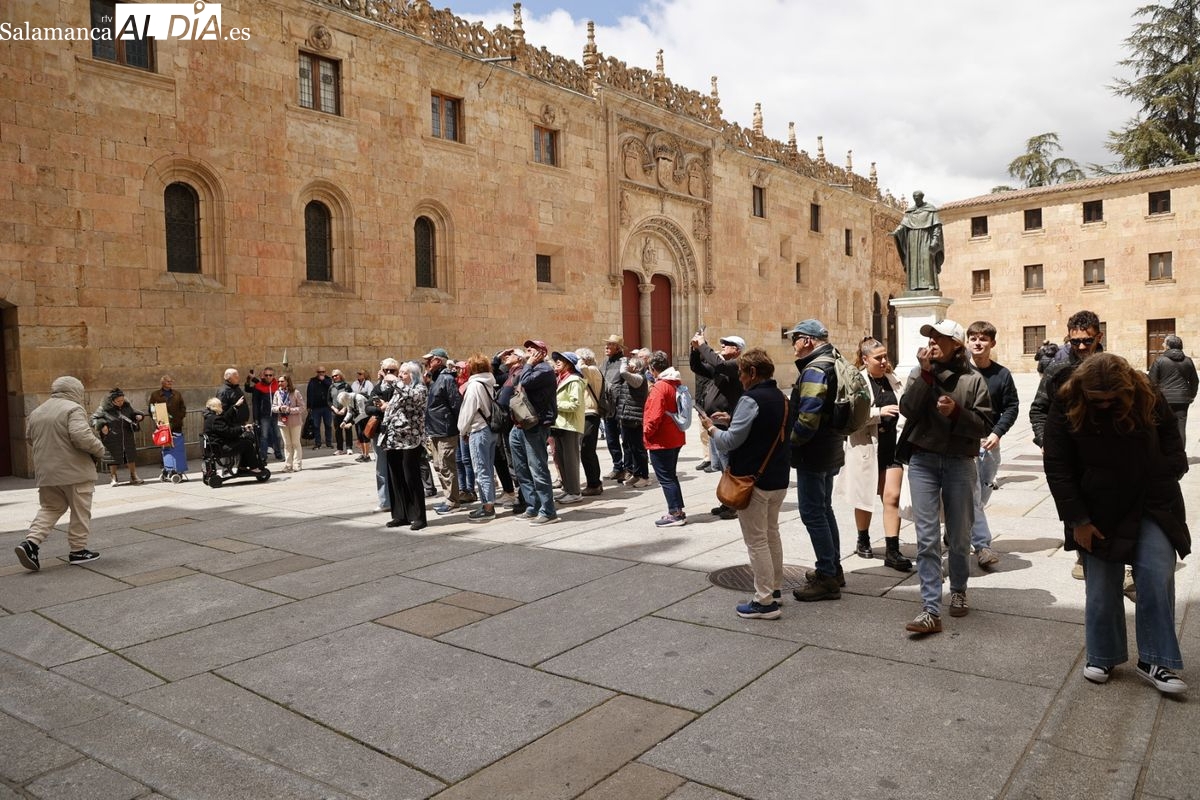 FOTOS |Salamanca llena de turistas pese al cielo nublado este domingo