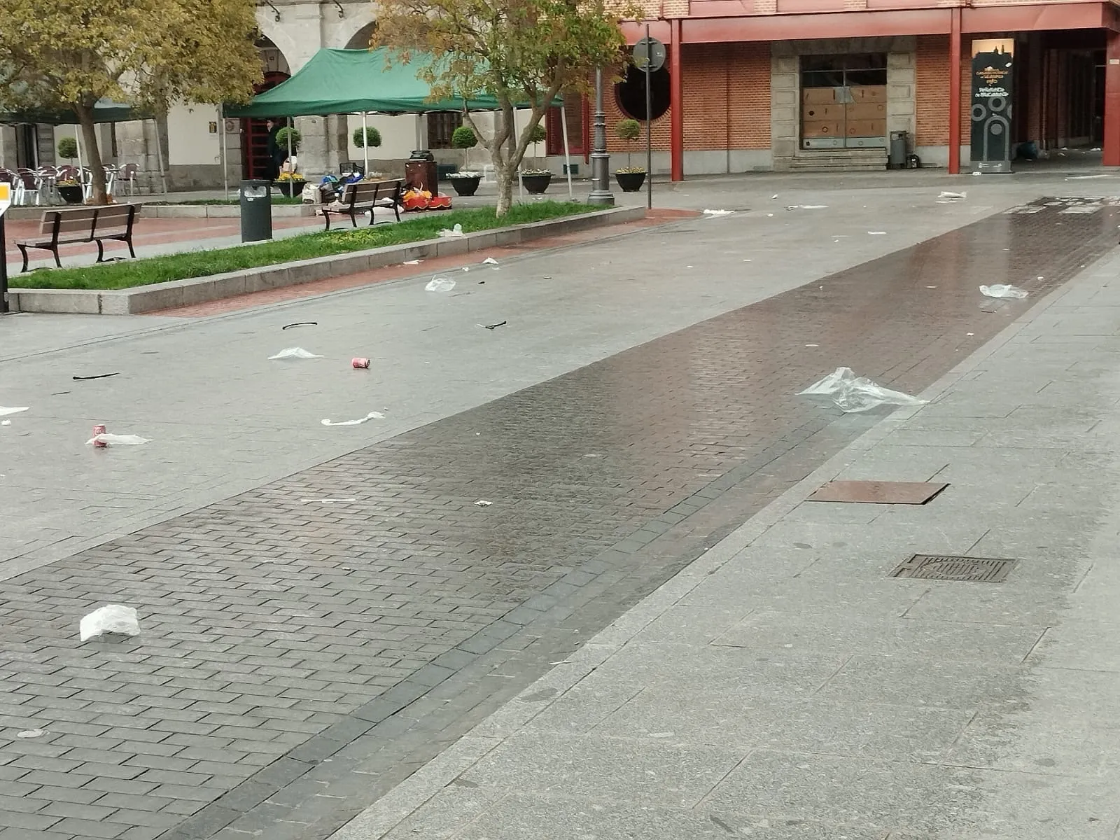 Foto 5 - Pe&ntilde;aranda en Com&uacute;n propone medidas y pide &ldquo;cumplir las Ordenanzas&rdquo; para acabar con la suciedad generada en el mercado semanal