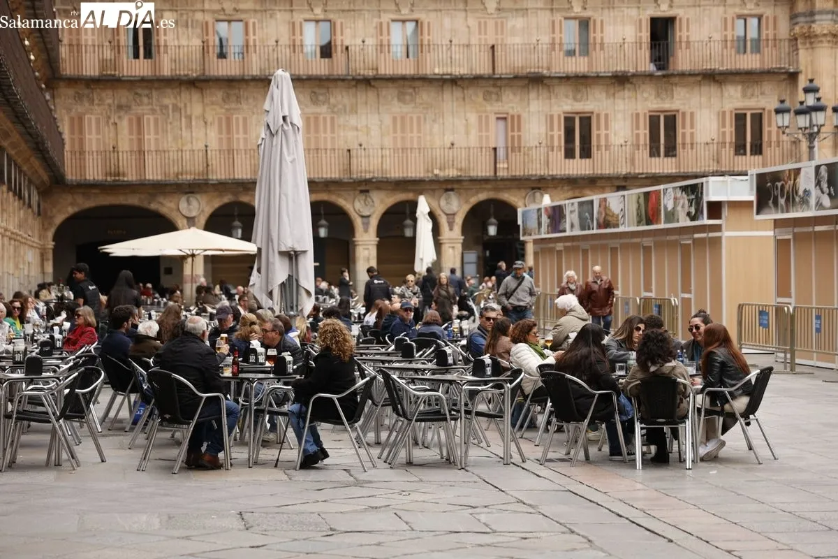El cielo gris no impide a salmantinos y turistas disfrutar de Salamanca | FOTOS: David Sañudo 