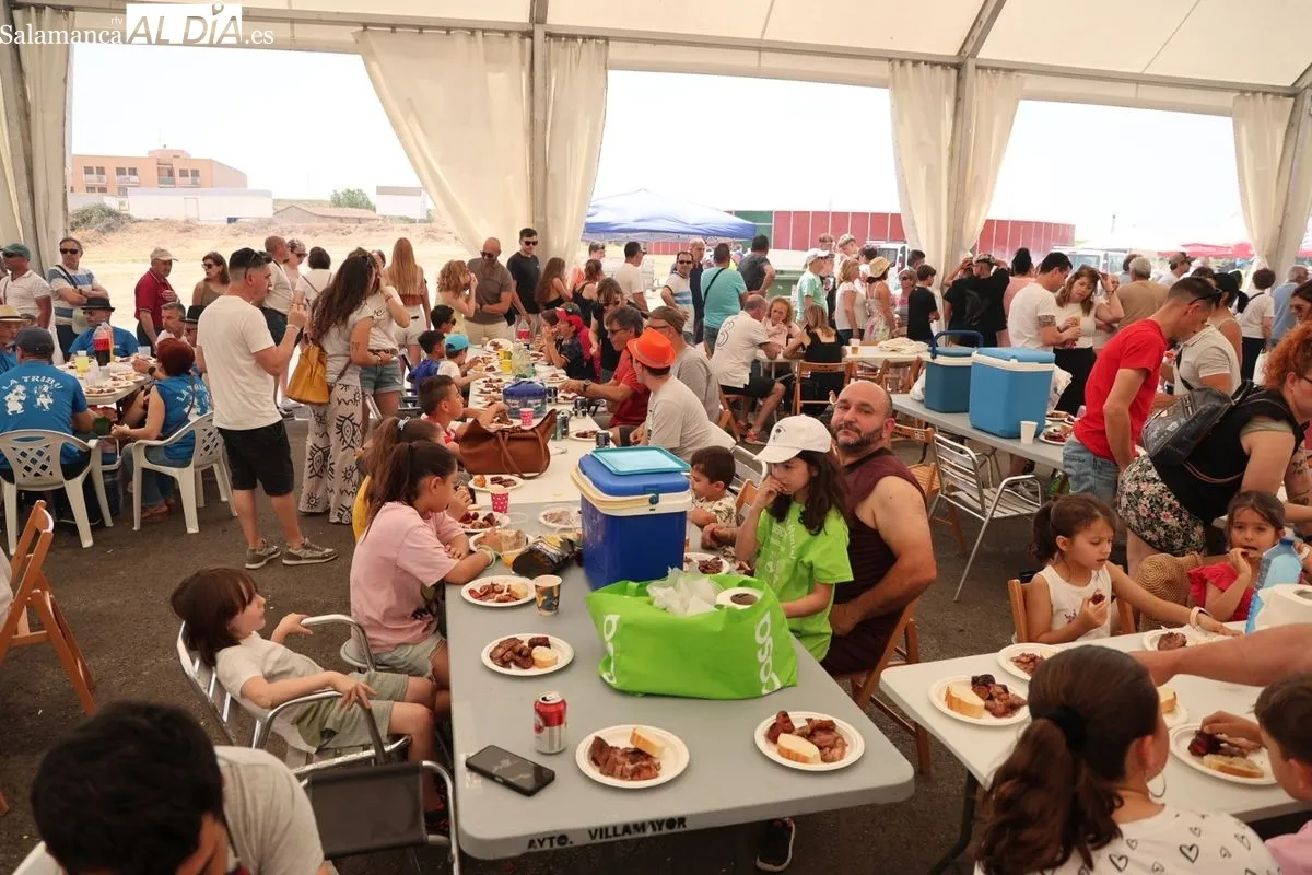 Las peñas de Villamayor disfrutan de la Comida Popular en las fiestas patronales | FOTOS: David Sañudo 