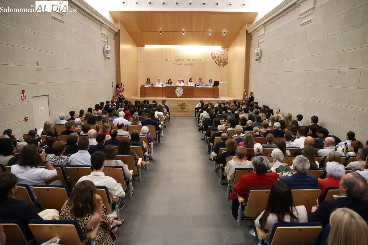 Emoción entre los Graduados de Periodismo y Comunicación Audiovisual de la UPSA de Salamanca | FOTOS: David Sañudo