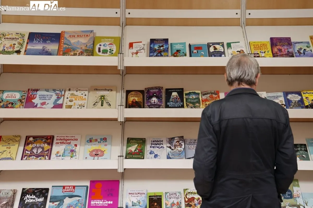 La Feria del Libro de Salamanca registra gran afluencia de público en su jornada dominical | FOTOS: David Sañudo 