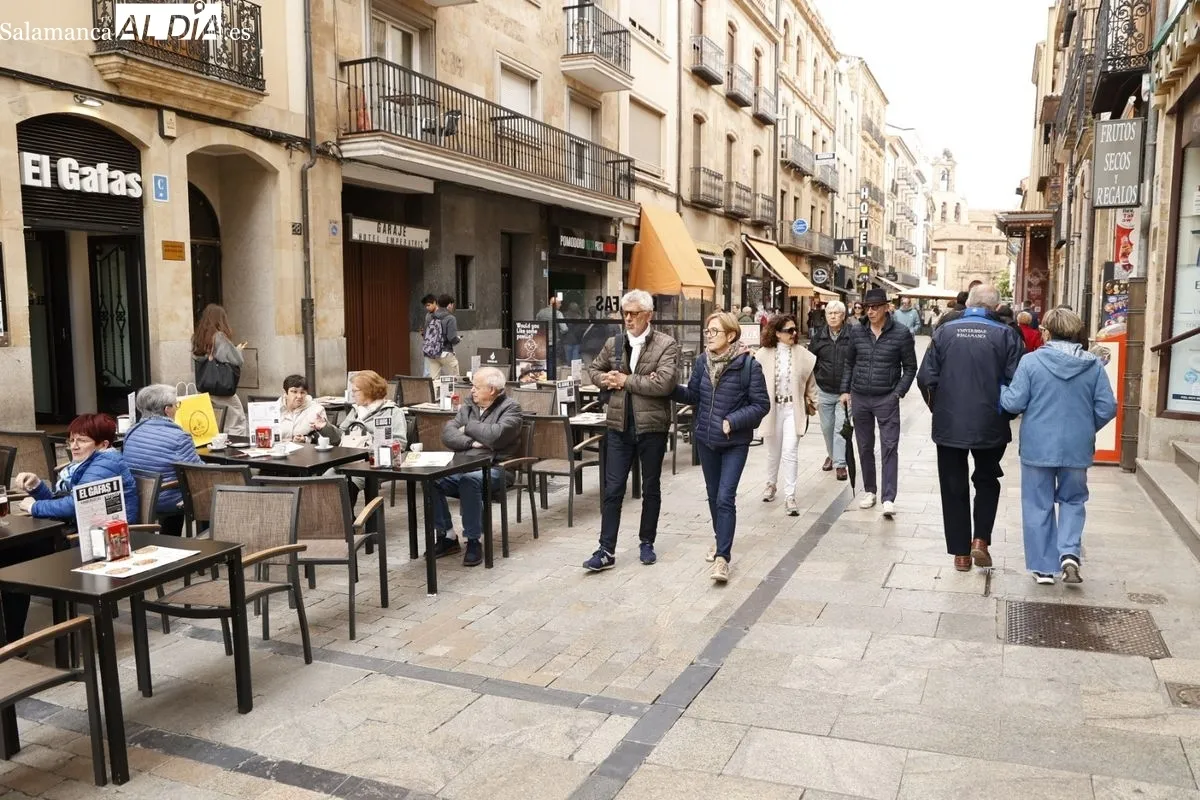 El cielo gris no impide a salmantinos y turistas disfrutar de Salamanca | FOTOS: David Sañudo 
