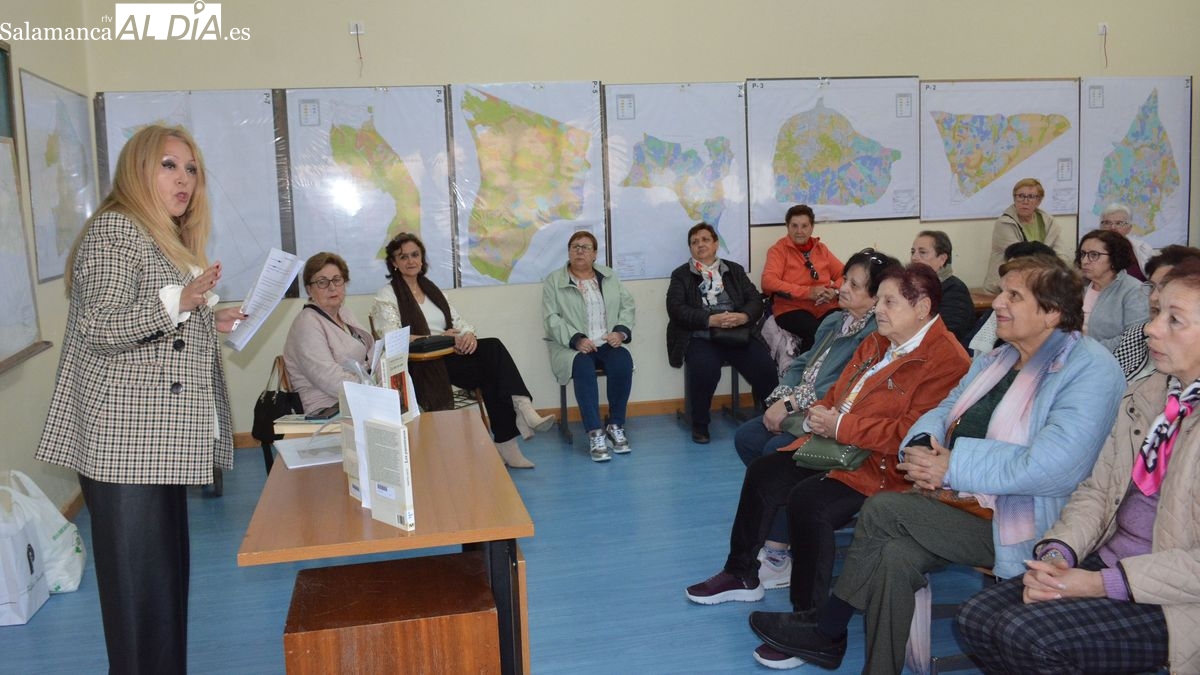 Homenaje de las mujeres de Lumbrales a la escritora Carmen Martín Gaite