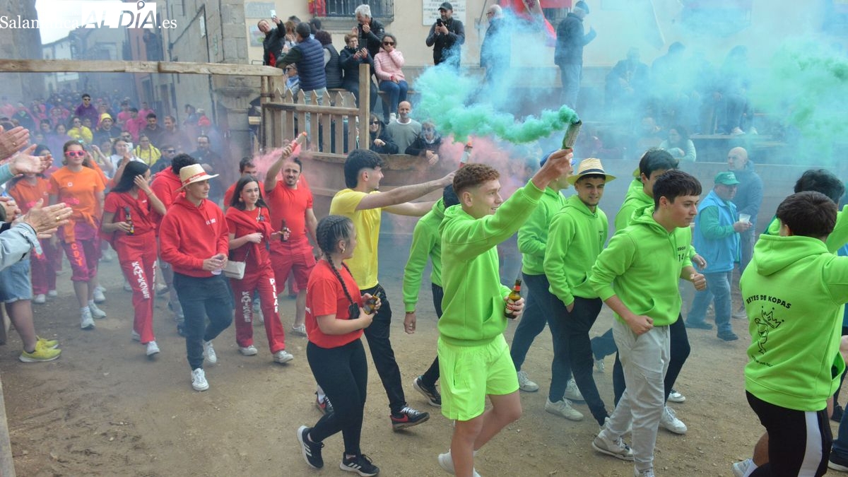 San Felices de los Gallegos abre las fiestas de El Noveno con el paseillo de las Peñas y el pregón