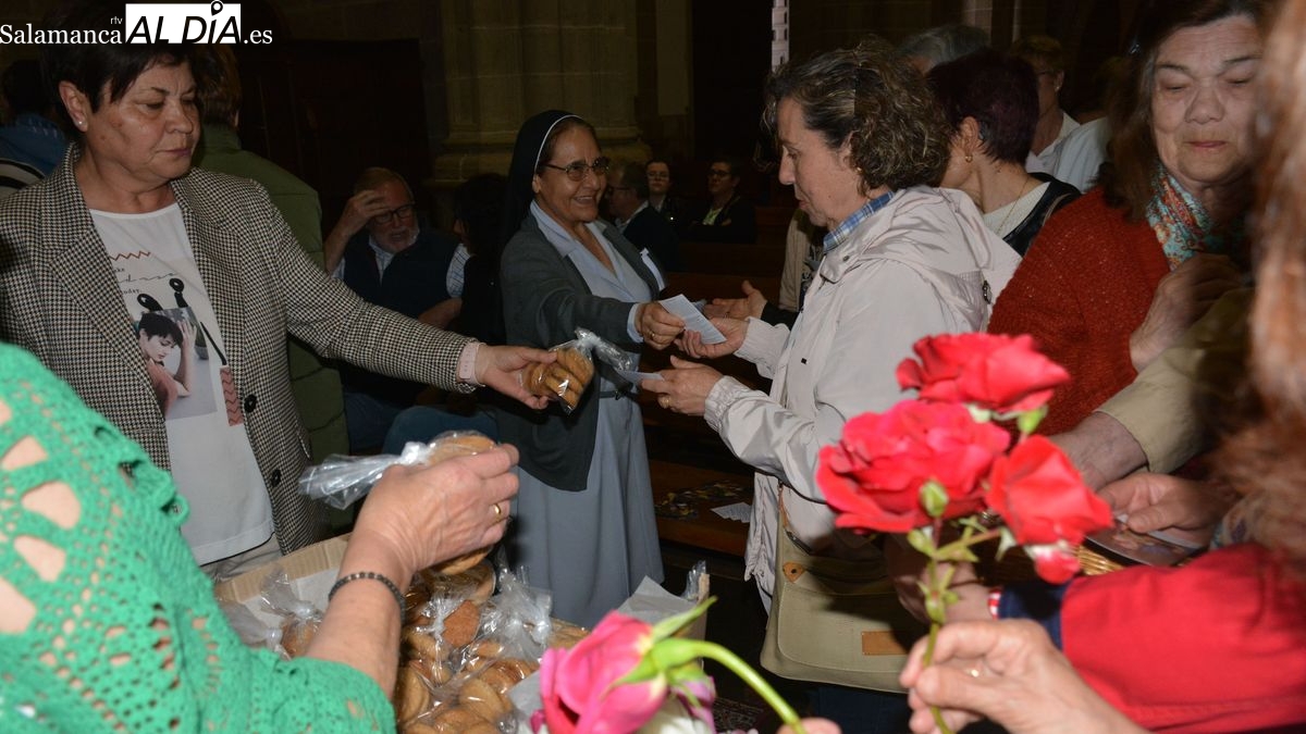 Lumbrales celebra con el reparto de panes y flores la tradicional fiesta de San Rita