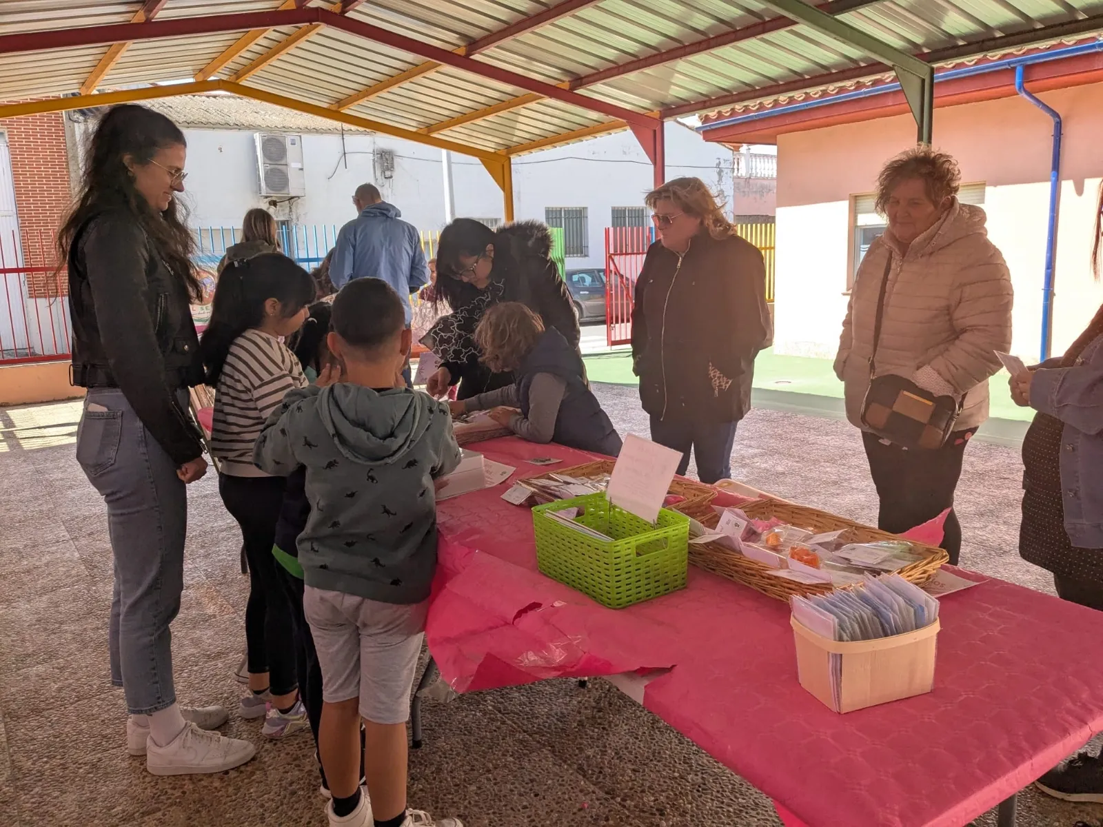 Foto 3 - El mercadillo del Severiano Montero &laquo;arrasa&raquo; en creatividad y apoyo vecinal en su estreno