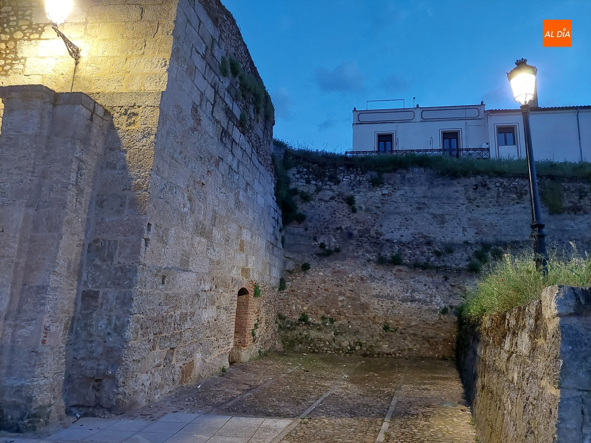 Colocada una nueva farola en el Registro para disuadir de orinar junto a la Puerta del Conde
