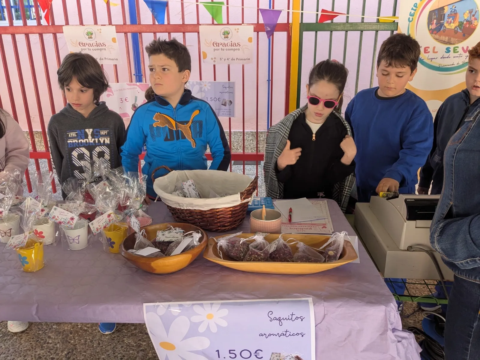 Foto 7 - El mercadillo del Severiano Montero &laquo;arrasa&raquo; en creatividad y apoyo vecinal en su estreno