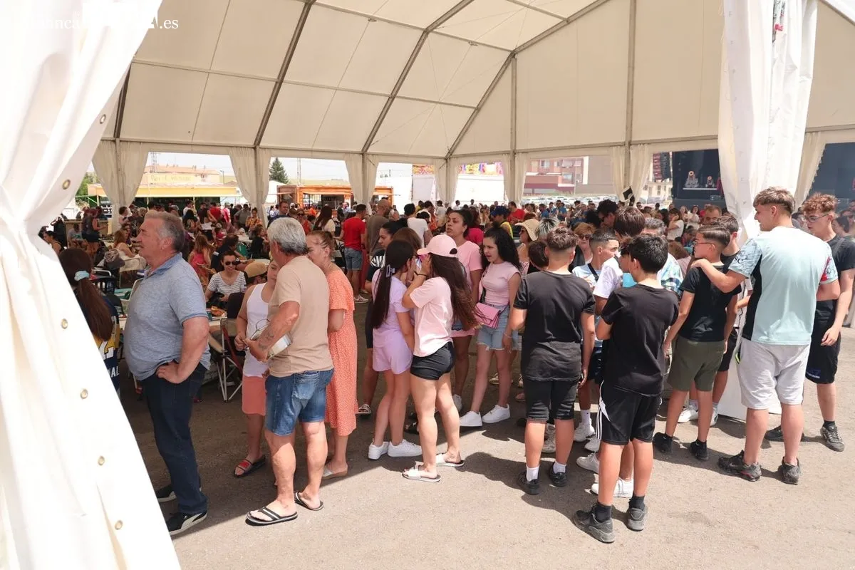 Las peñas de Villamayor disfrutan de la Comida Popular en las fiestas patronales | FOTOS: David Sañudo 