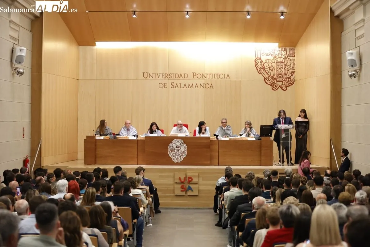 Emoción entre los Graduados de Periodismo y Comunicación Audiovisual de la UPSA de Salamanca | FOTOS: David Sañudo
