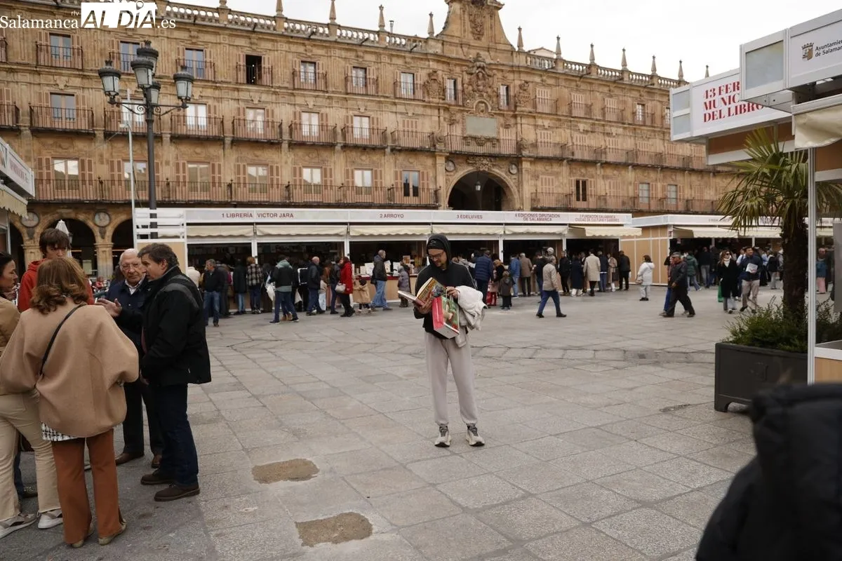 La Feria del Libro de Salamanca registra gran afluencia de público en su jornada dominical | FOTOS: David Sañudo 