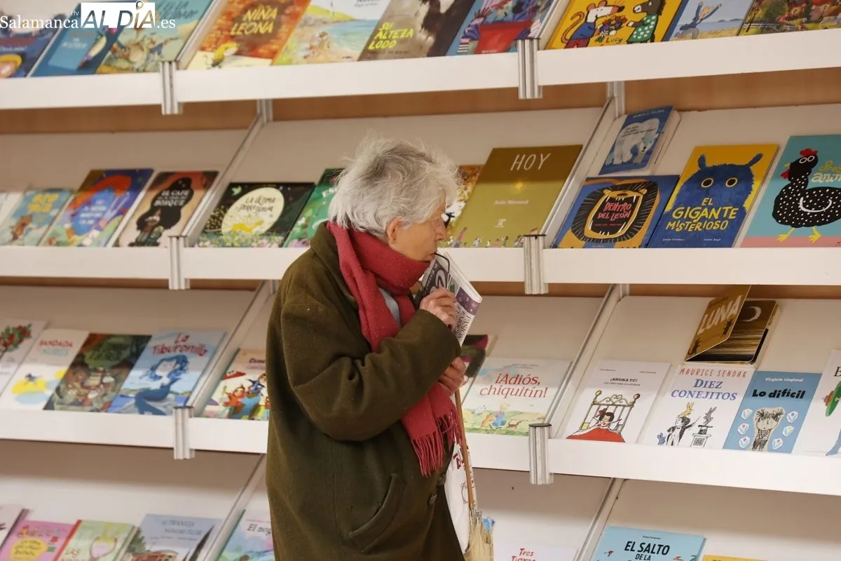 La Feria del Libro de Salamanca registra gran afluencia de público en su jornada dominical | FOTOS: David Sañudo 