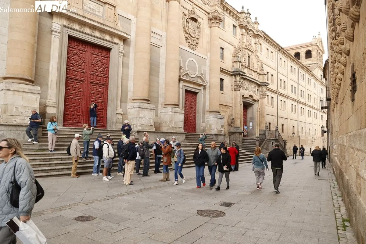 El cielo gris no impide a salmantinos y turistas disfrutar de Salamanca | FOTOS: David Sañudo 
