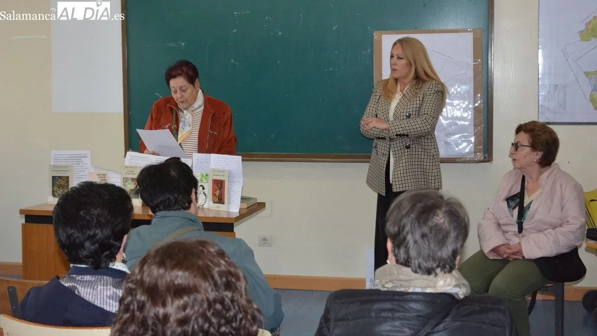 Foto 2 - Las mujeres de la asociaci&oacute;n 'Villa de Lumbrales' homenajean a Carmen Mart&iacute;n Gaite en la celebraci&oacute;n del D&iacute;a del Libro