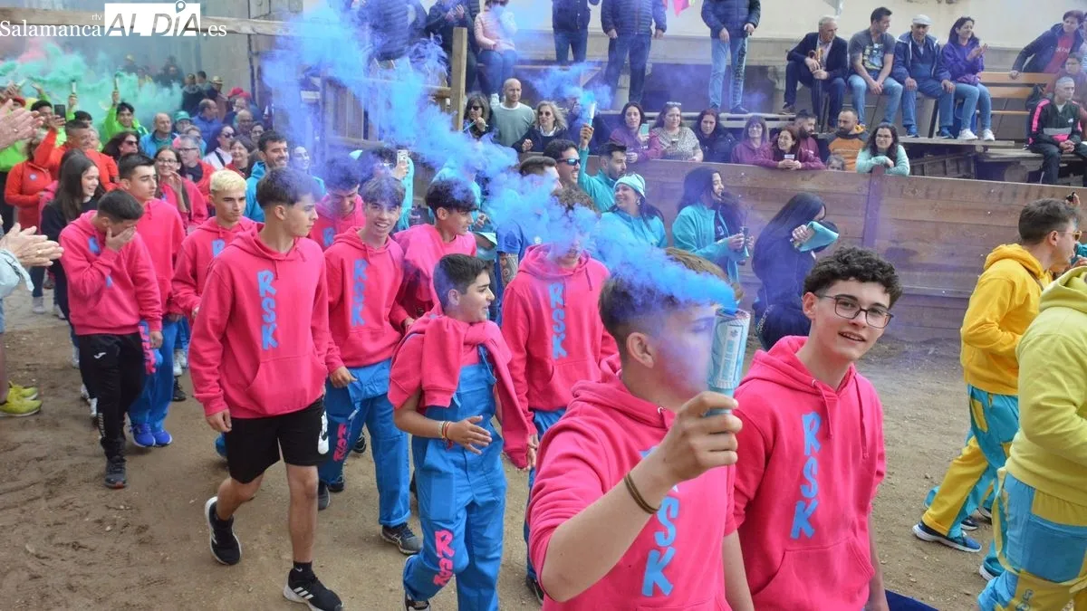Foto 2 - Las Pe&ntilde;as dan el pistoletazo de salida, con un bullicioso y colorido desfile, a las fiestas de El Noveno en San Felices de los Gallegos