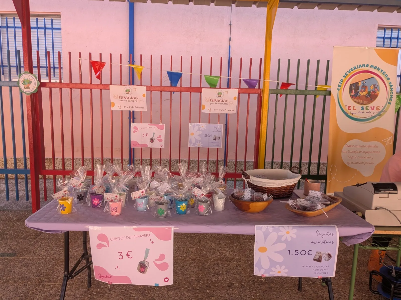 Foto 10 - El mercadillo del Severiano Montero &laquo;arrasa&raquo; en creatividad y apoyo vecinal en su estreno