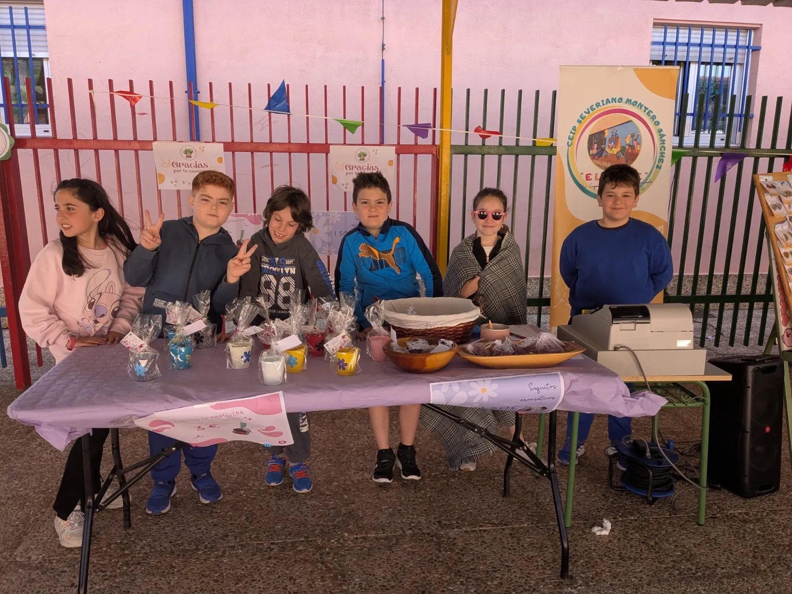 Foto 4 - El mercadillo del Severiano Montero &laquo;arrasa&raquo; en creatividad y apoyo vecinal en su estreno