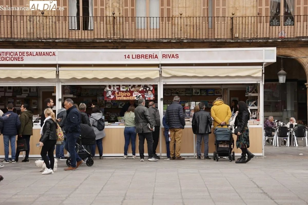 La Feria del Libro de Salamanca registra gran afluencia de público en su jornada dominical | FOTOS: David Sañudo 