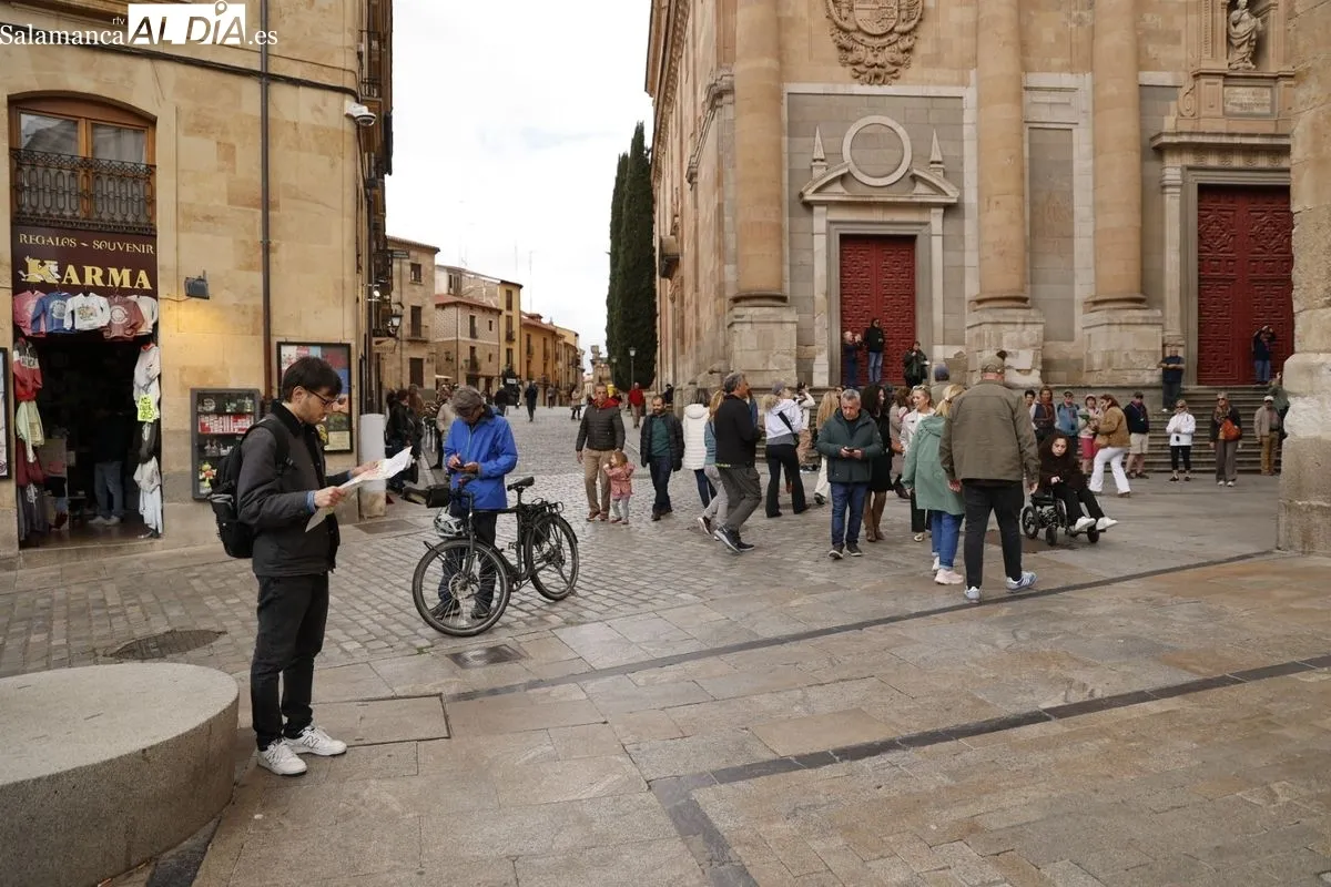 El cielo gris no impide a salmantinos y turistas disfrutar de Salamanca | FOTOS: David Sañudo 