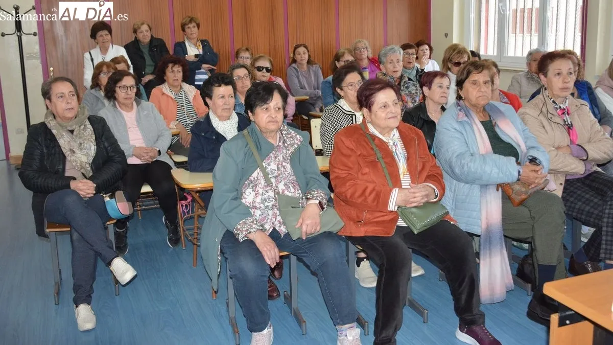 Foto 4 - Las mujeres de la asociaci&oacute;n 'Villa de Lumbrales' homenajean a Carmen Mart&iacute;n Gaite en la celebraci&oacute;n del D&iacute;a del Libro