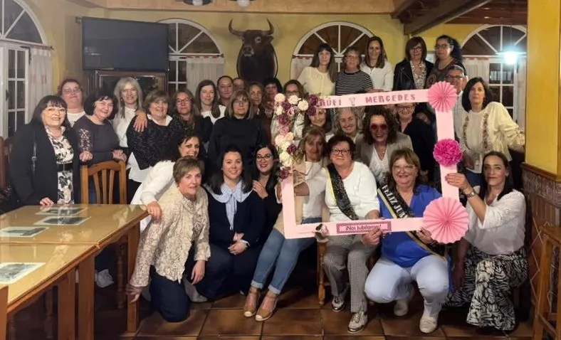 Foto 4 - Rufi y Mercedes festejan su jubilaci&oacute;n junto a sus compa&ntilde;eras del Hospital de la Pasi&oacute;n