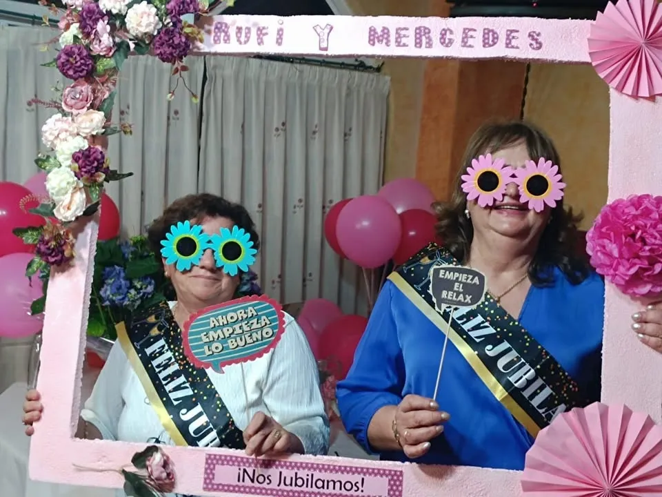 Foto 3 - Rufi y Mercedes festejan su jubilaci&oacute;n junto a sus compa&ntilde;eras del Hospital de la Pasi&oacute;n