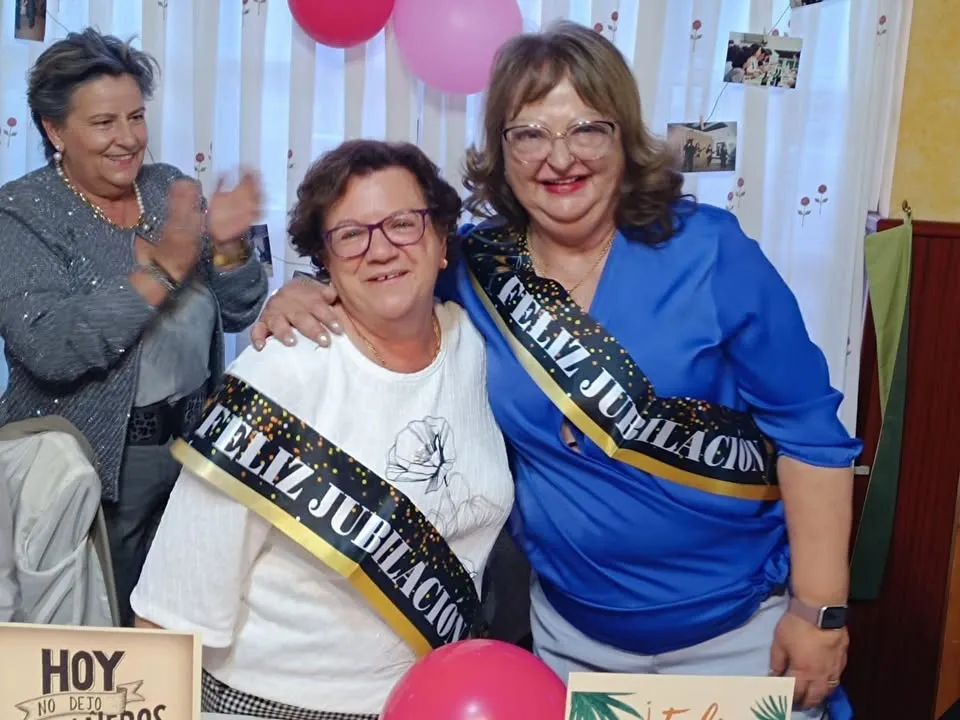 Foto 2 - Rufi y Mercedes festejan su jubilaci&oacute;n junto a sus compa&ntilde;eras del Hospital de la Pasi&oacute;n