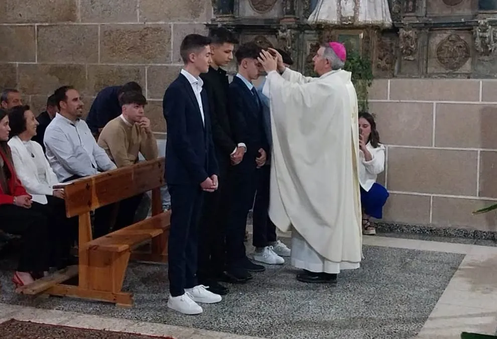 Foto 3 - El Obispo confirma a siete j&oacute;venes en Robleda
