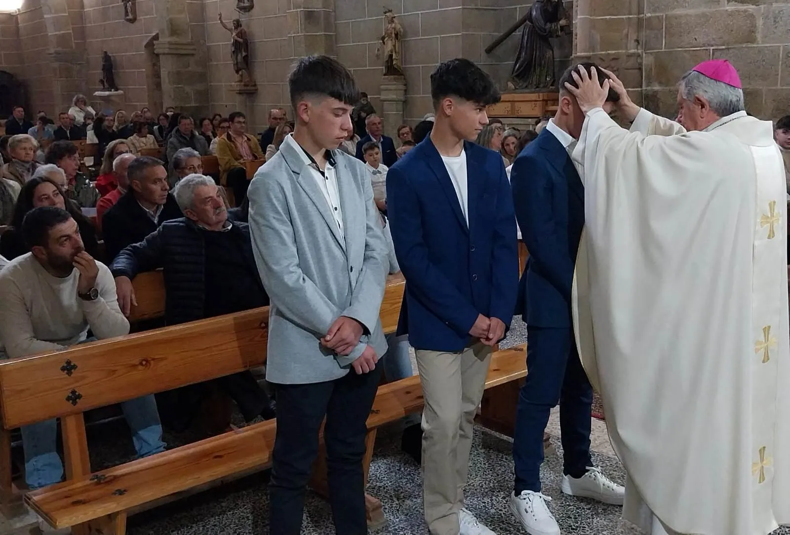 Foto 4 - El Obispo confirma a siete j&oacute;venes en Robleda