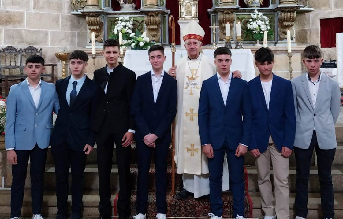 El Obispo confirma a siete jóvenes en Robleda