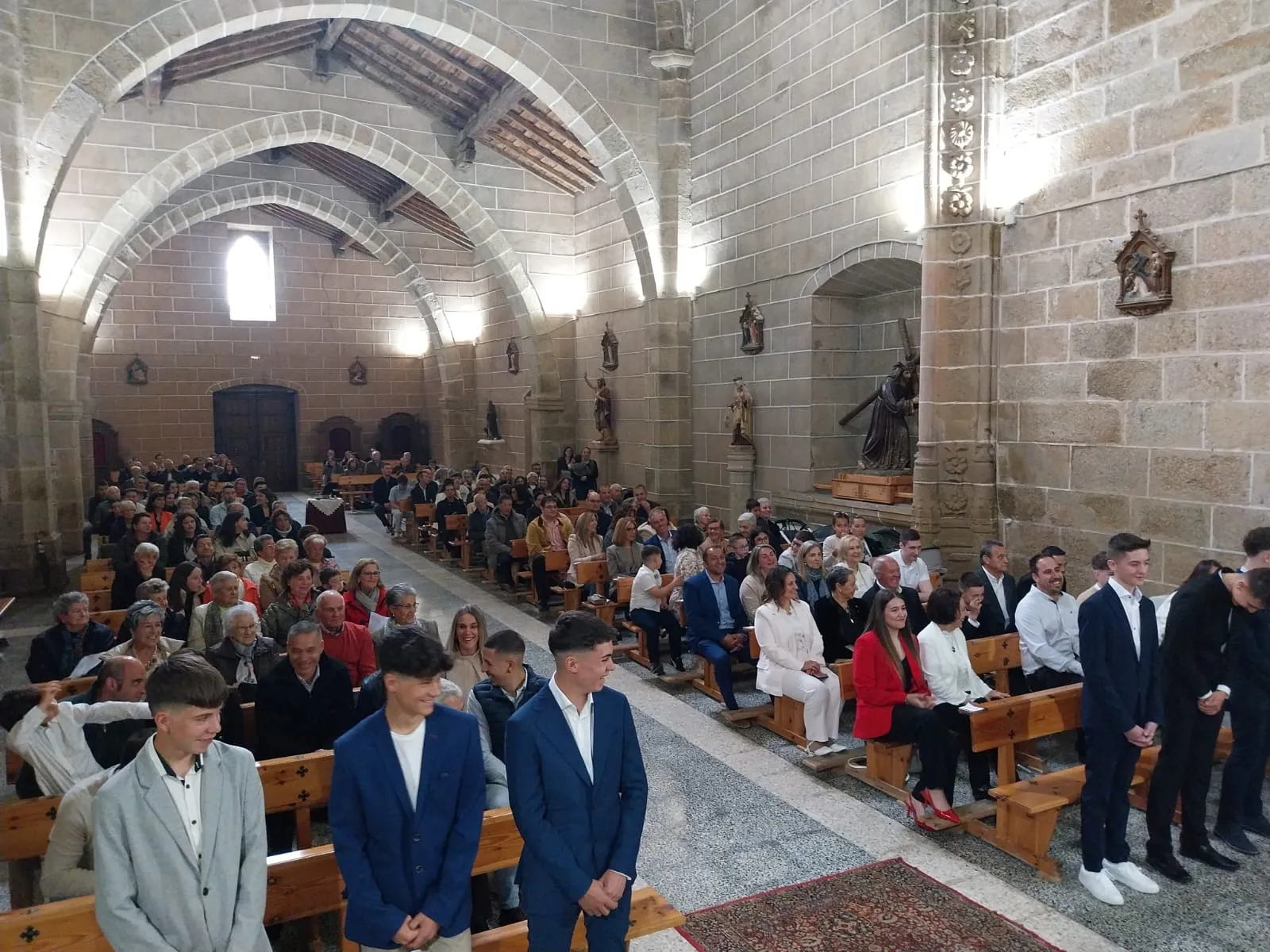 Foto 5 - El Obispo confirma a siete j&oacute;venes en Robleda