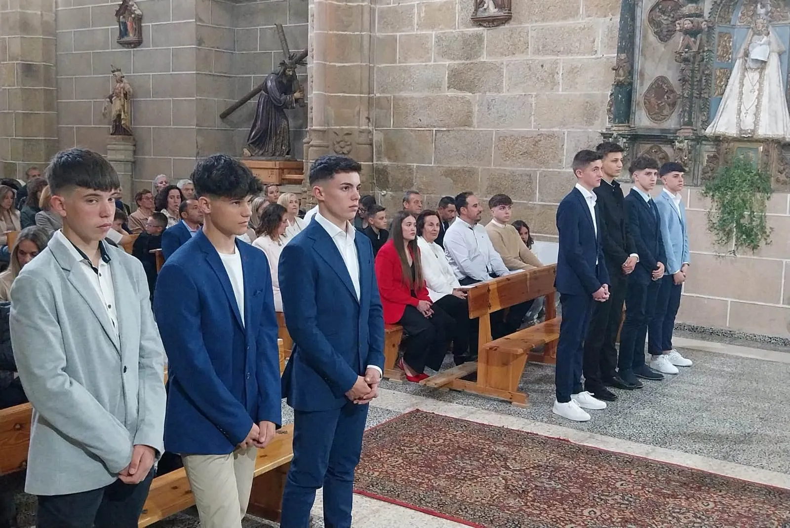 Foto 6 - El Obispo confirma a siete j&oacute;venes en Robleda