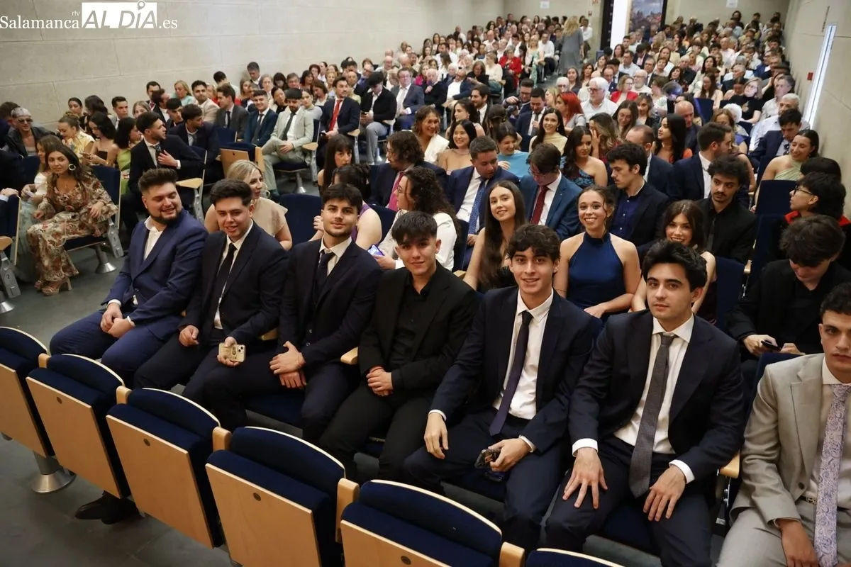 Emoción entre los Graduados de Periodismo y Comunicación Audiovisual de la UPSA de Salamanca | FOTOS: David Sañudo