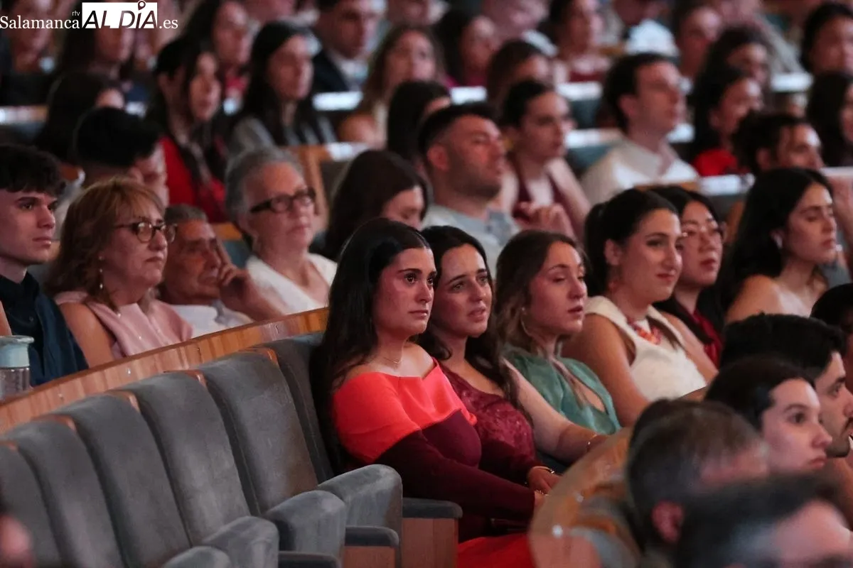 El Palacio de Congresos se viste de gala para los futuros maestros de Salamanca | FOTOS: David Sañudo