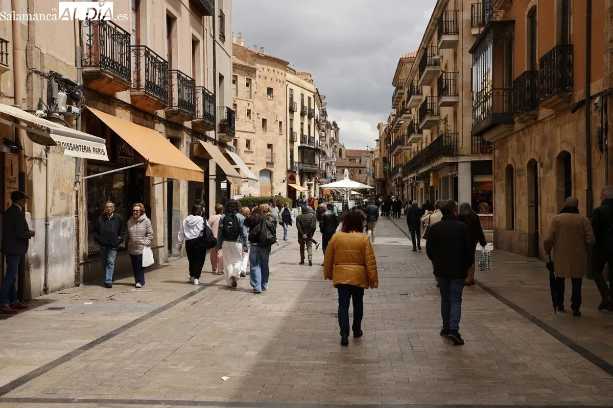 El cielo gris no impide a salmantinos y turistas disfrutar de Salamanca | FOTOS: David Sañudo 