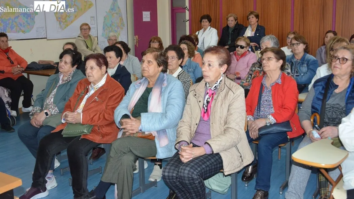 Foto 3 - Las mujeres de la asociaci&oacute;n 'Villa de Lumbrales' homenajean a Carmen Mart&iacute;n Gaite en la celebraci&oacute;n del D&iacute;a del Libro