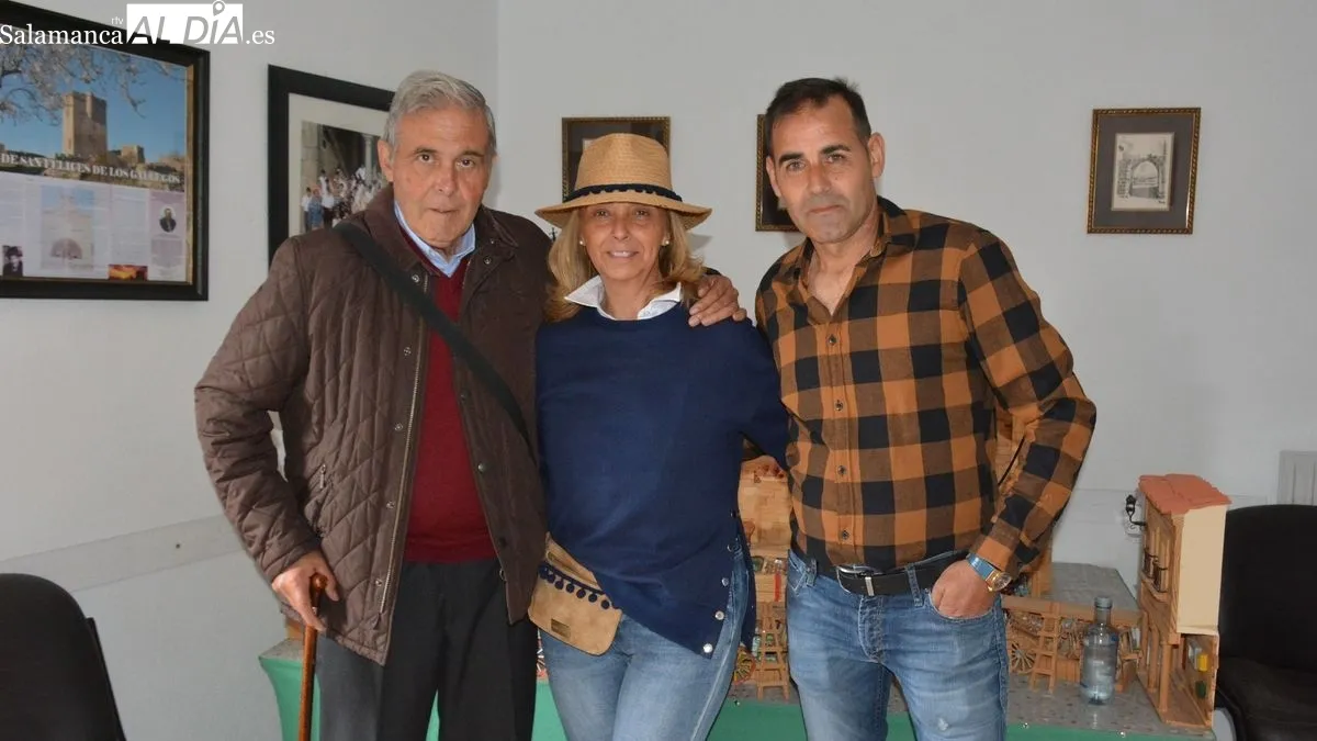 Foto 3 - Las Pe&ntilde;as dan el pistoletazo de salida, con un bullicioso y colorido desfile, a las fiestas de El Noveno en San Felices de los Gallegos