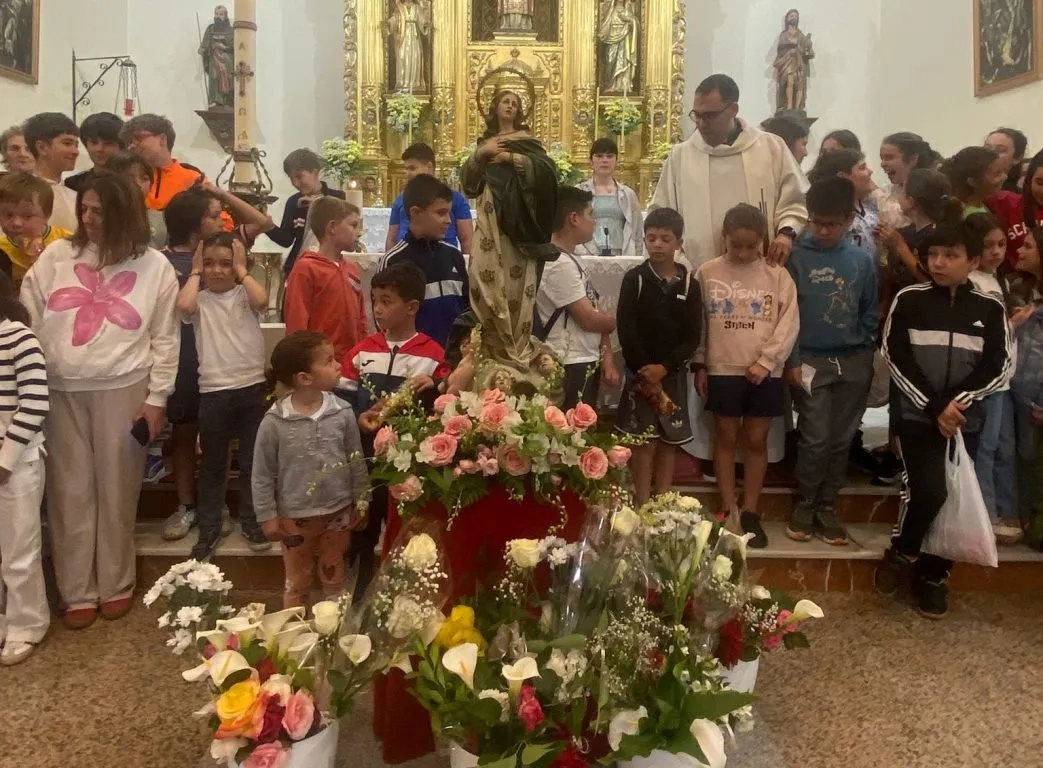 Foto 3 - Una ofrenda floral a la Virgen cierra el curso de Catequesis de La Fuente, Boada y Mu&ntilde;oz