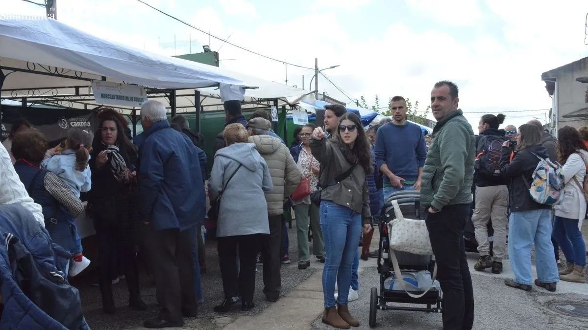 Foto 11 - Ma&ntilde;ueco inaugura en Hinojosa la Feria del Queso, y avanza 15.000 euros de ayuda m&iacute;nima para emprendedores en la Raya
