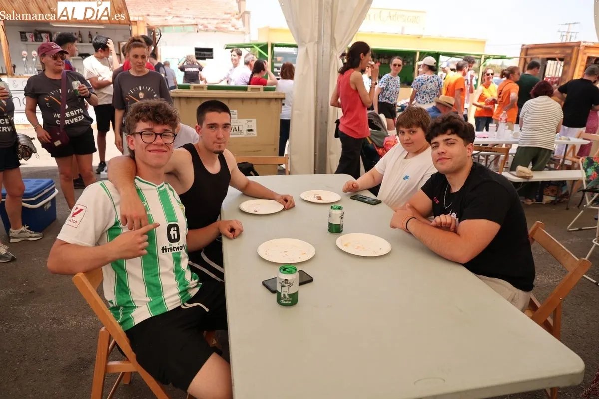 Las peñas de Villamayor disfrutan de la Comida Popular en las fiestas patronales | FOTOS: David Sañudo 