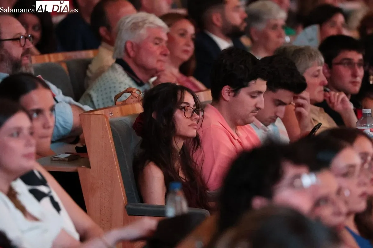 El Palacio de Congresos se viste de gala para los futuros maestros de Salamanca | FOTOS: David Sañudo