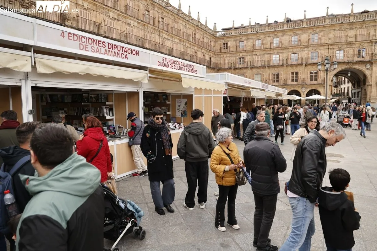 La Feria del Libro de Salamanca registra gran afluencia de público en su jornada dominical | FOTOS: David Sañudo 
