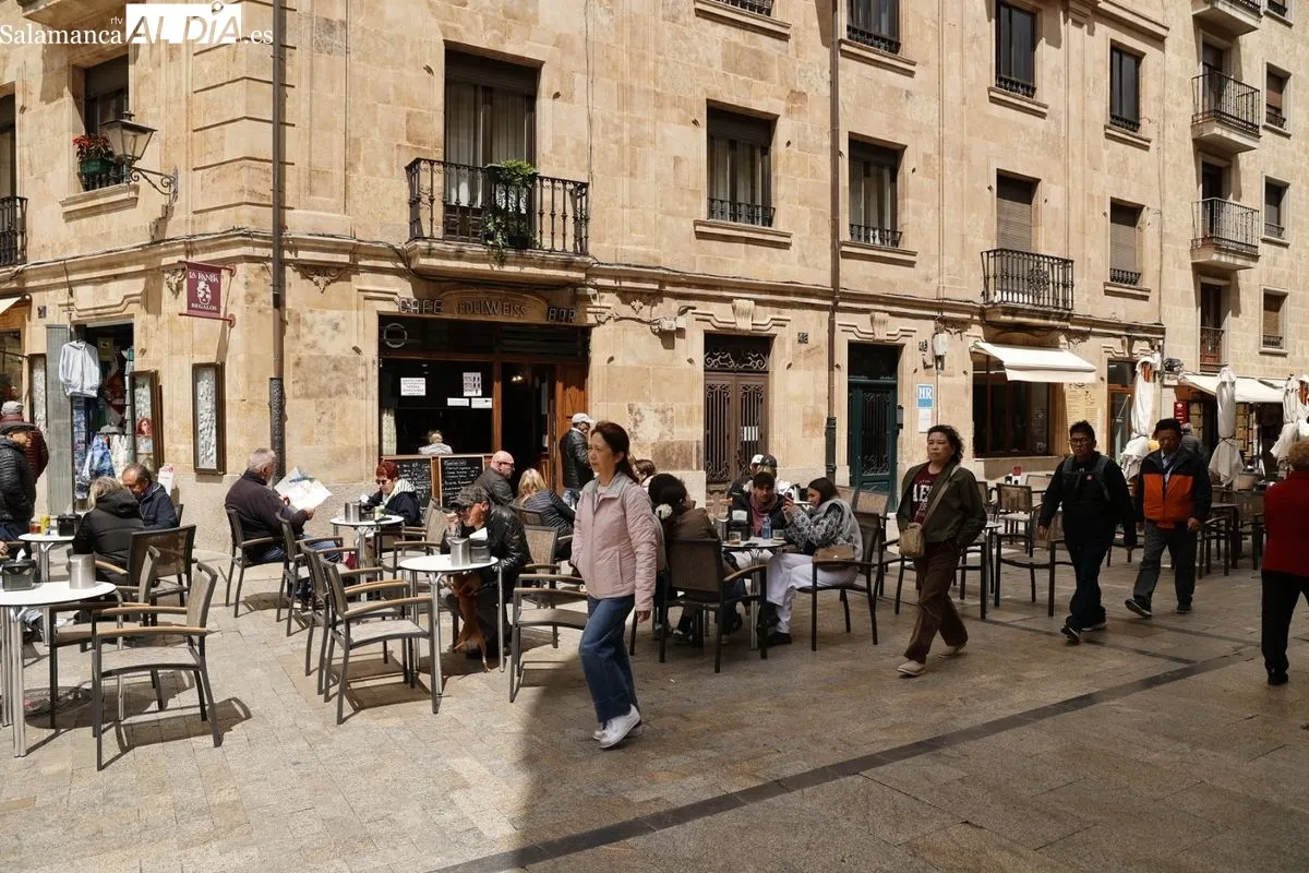 El cielo gris no impide a salmantinos y turistas disfrutar de Salamanca | FOTOS: David Sañudo 